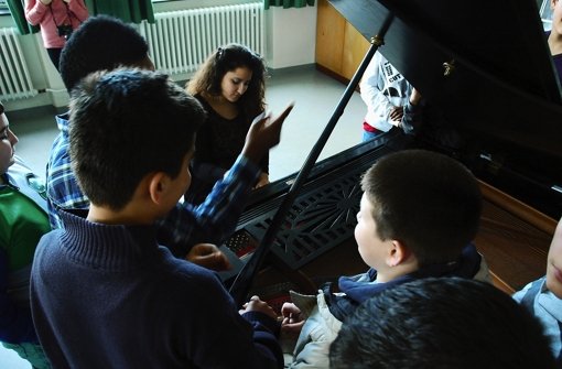 Pianistin Meryem Natalie Akdenizil beim Erzhlkonzert in einer Stuttgarter Schule