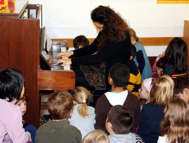Pianistin Meryem Natalie Akdenizli beim Konzert in einer Schule in Mnchen