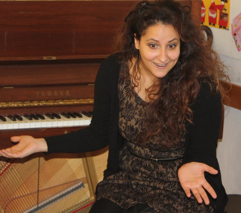 Pianistin Meryem Natalie Akdenizli in einer Mnchner Schule