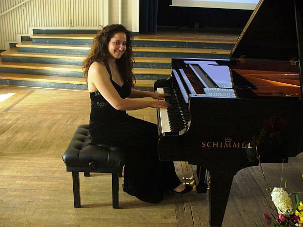 Schulkonzert IGS Quetrum - Pianistin Akdenizli erklärt begeisterten Oberstufenschüler klassische Musik