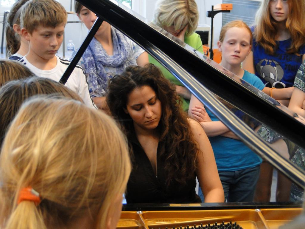 Schulkonzert Schillerschule Hannover - Gesprächskonzert Pianistin Akdenizli