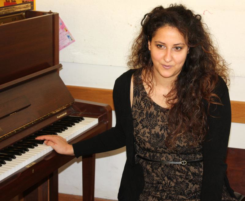 Pianistin Meryem Natalie Akdenizli beim Schulkonzert