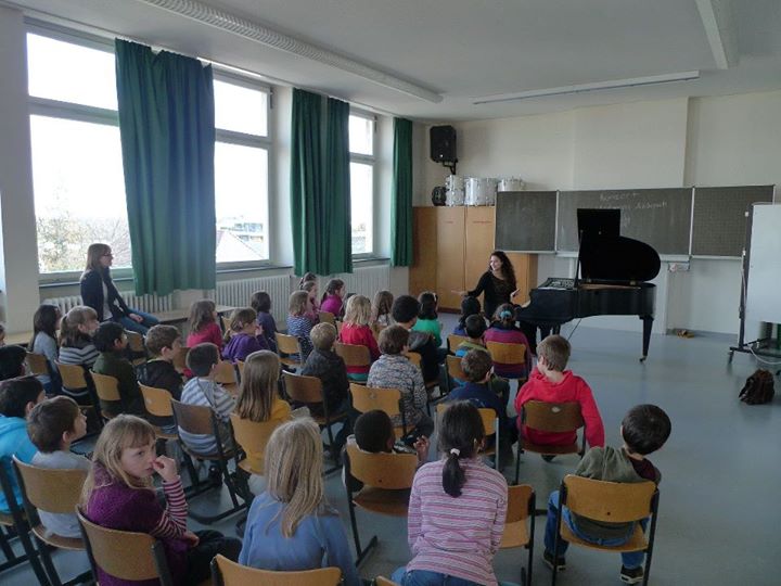 Schulprojekt Pianistin Akdenizli beim Schulkonzert